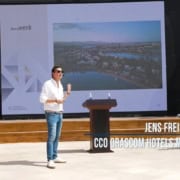 Ein Mann hält einen Vortrag bei einer Veranstaltung im Freien.