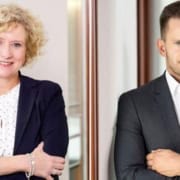 TVG-Geschäftsführerin Birgit Aust und Sonnenklart-TV-Chef Kristijan Schellinger (Eine blonde Frau und ein Mann mit drei-Tage Bart in dunklen Sackos und weißen Hemden mit verschränkten Armen)